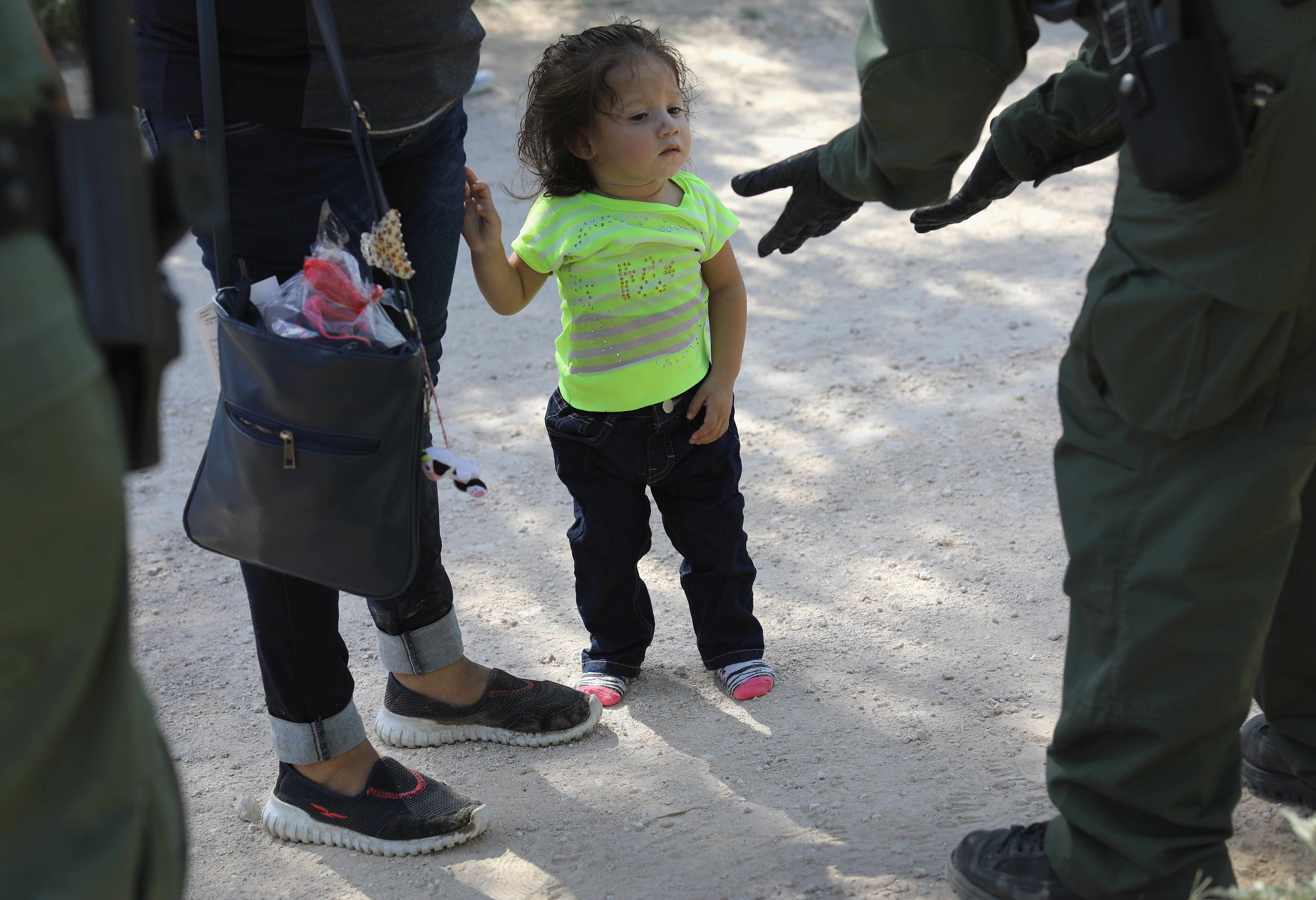 Niño inmigrante en la frontera EEUU - México
