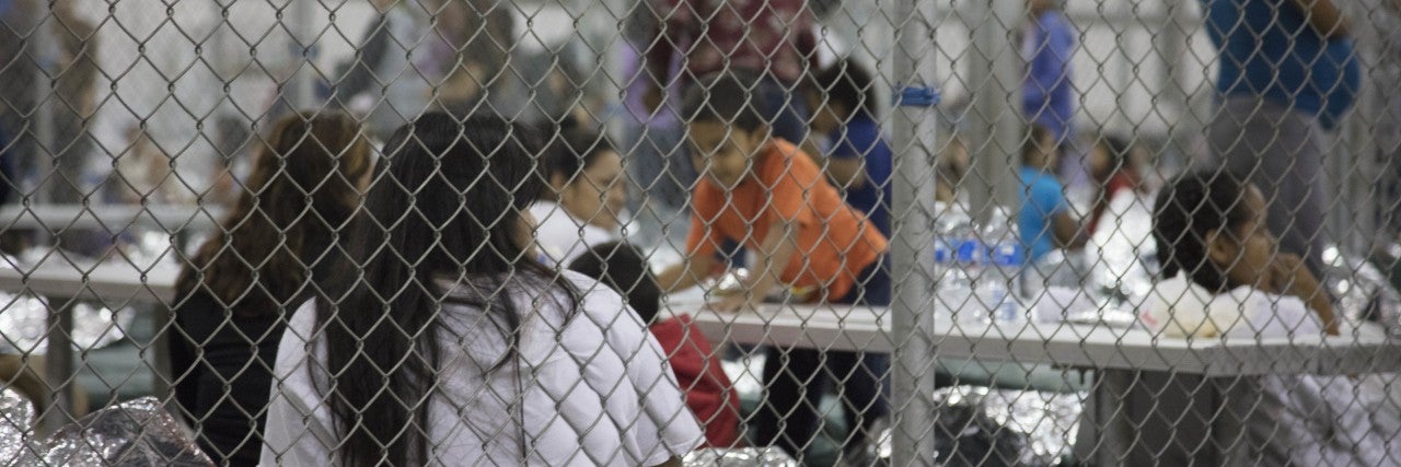 Niños migrantes en centros de detención.