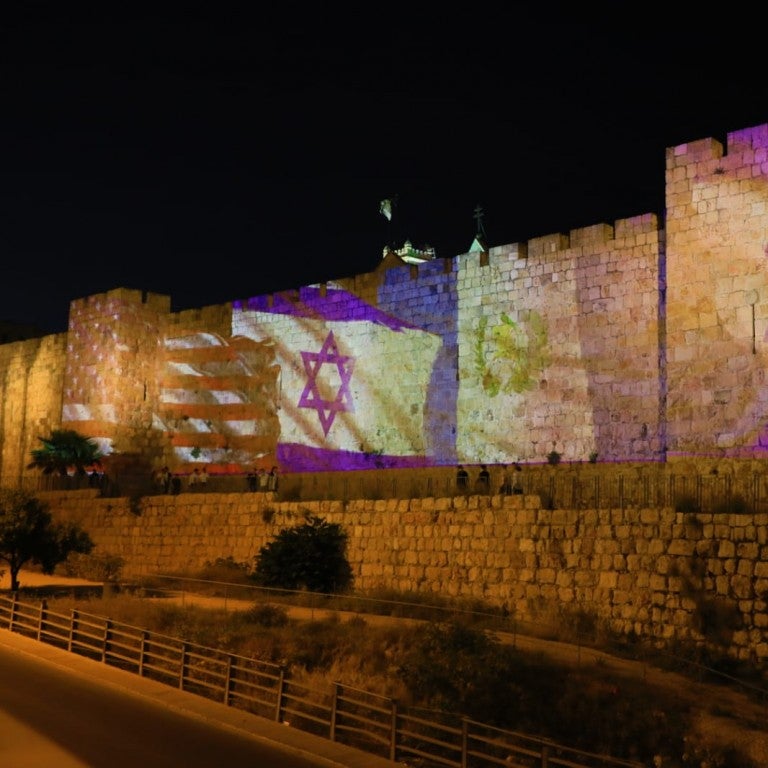 Murallas de Jerusalén iluminadas con las banderas de EEUU, Guatemala e Israel.