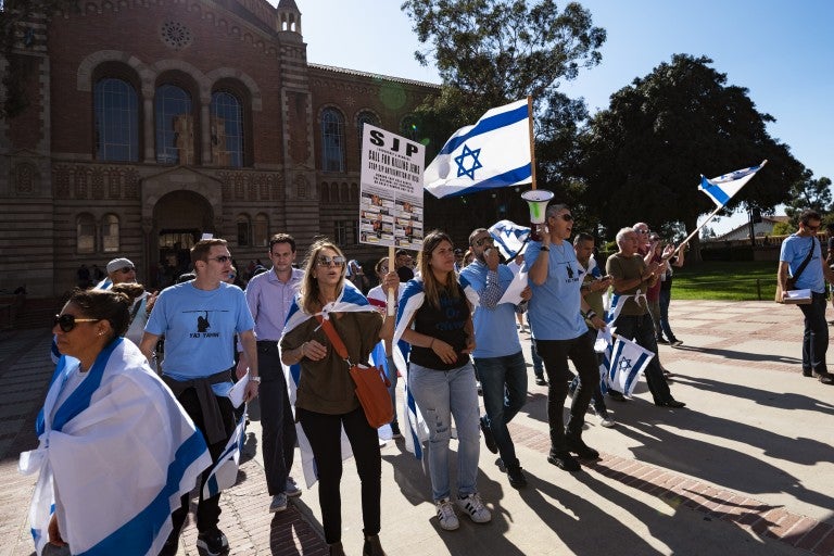 Manifestantes protestan contra el antisemitismo en el predio de UCLA. Getty Images
