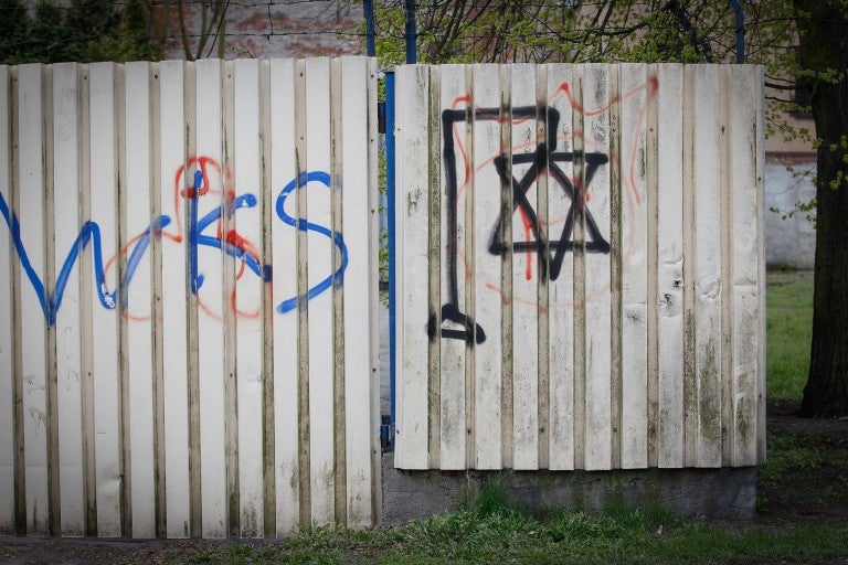 Graffiti in Maryland of a hangman's rope with a Jewish star