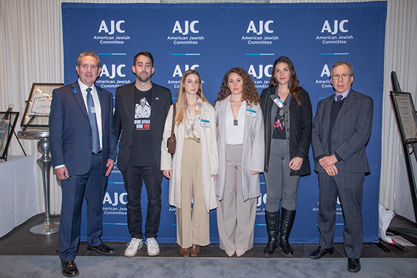 AJC Los Angeles Director Richard Hirschhaut and AJC Los Angeles President Russell Schwartz and members of the Israeli Hostage Families.