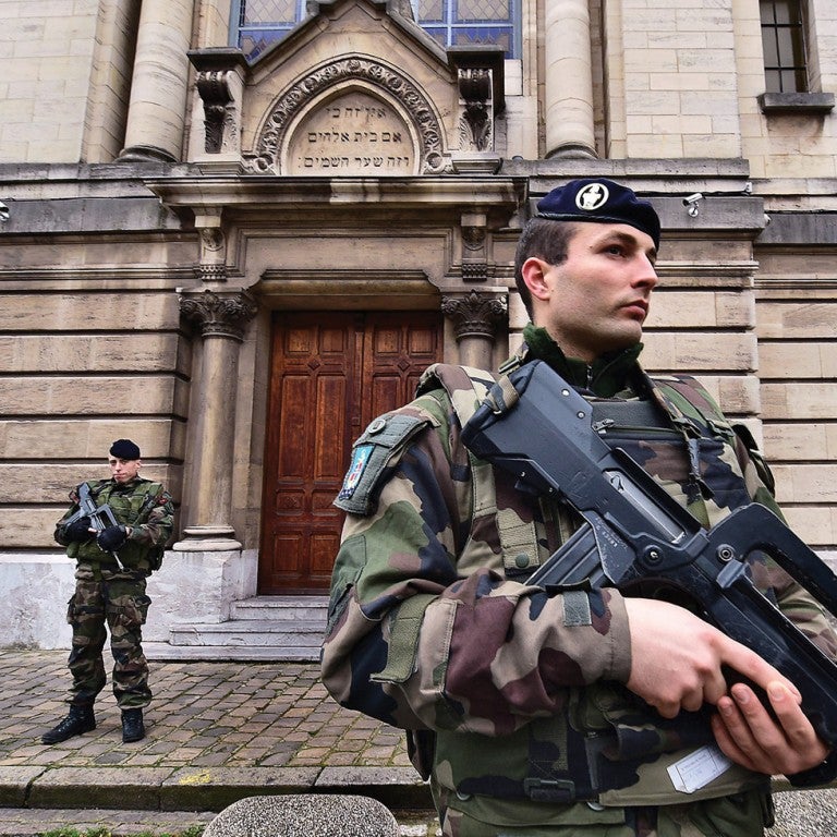 Photo of synagogue in Paris with army outside