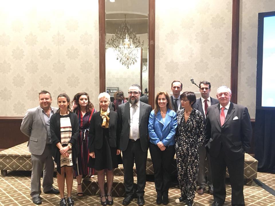 Photo of the Portuguese Secretary of Tourism, Ana Manuel Mendes Godinho, the Honorable Maria João Lopes-Cardoso, Consul General of Portugal, and members of AJC LA at Temple Tifereth Israel