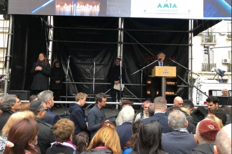 Luis Almagro, Secretario General de la OEA, habla durante el acto de AMIA