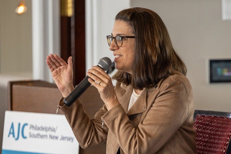 Photo of Laura Shaw Frank, Director of AJC's Center for Education Advocacy giving a training