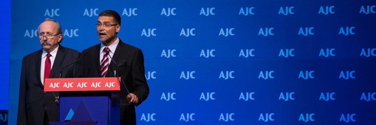 Photo of Na’el Zoabi and Péter Niedermüller speaking at AJC Global Forum 2018