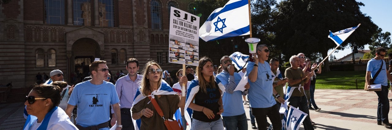 Manifestantes protestan contra el antisemitismo en el predio de UCLA. Getty Images