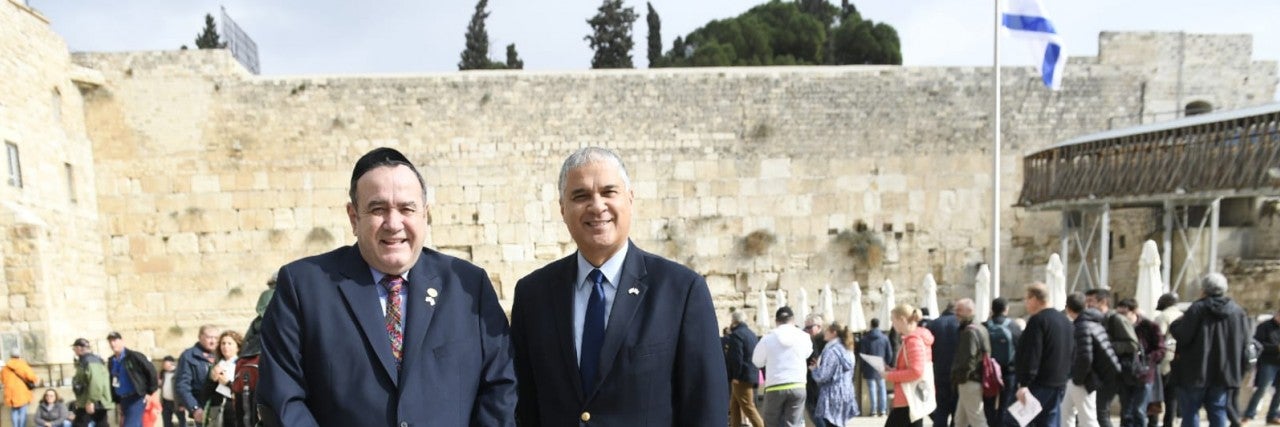 El presidente de Guatemala, Alejandro Giammattei, con el embajador israelí a Guatemala y Honduras, Mattanya Cohen, en el Muro de los Lamentos en Jerusalem