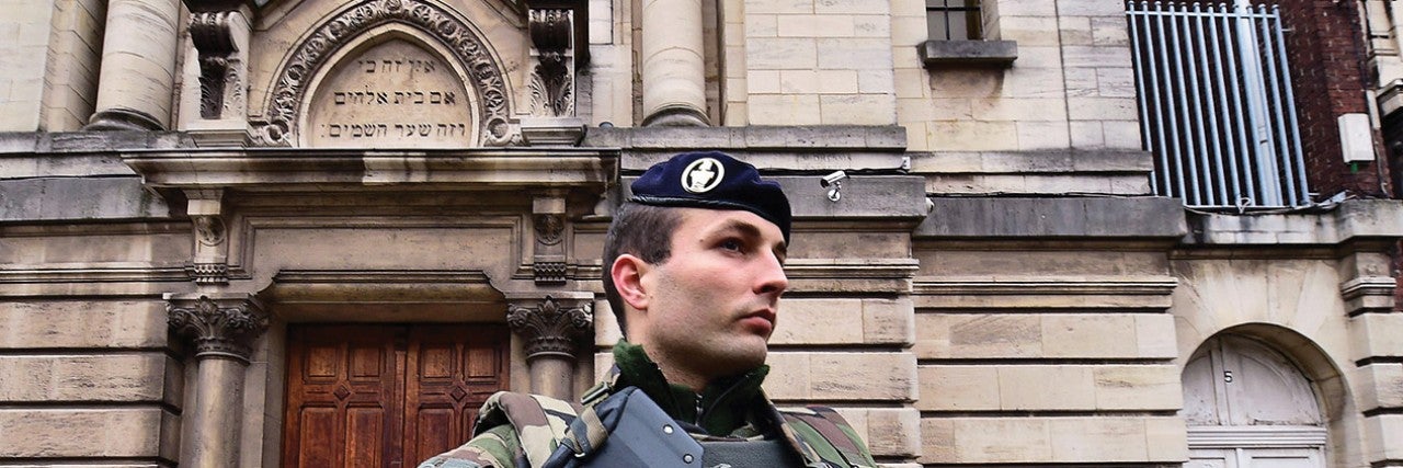 Photo of synagogue in Paris with army outside