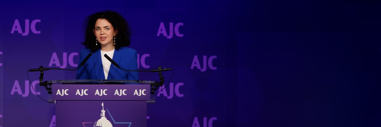 Image of Hannah Veiler at the podium of AJC's 2024 Global Forum accepting the AJC Sharon Greene Award for Campus Advocacy