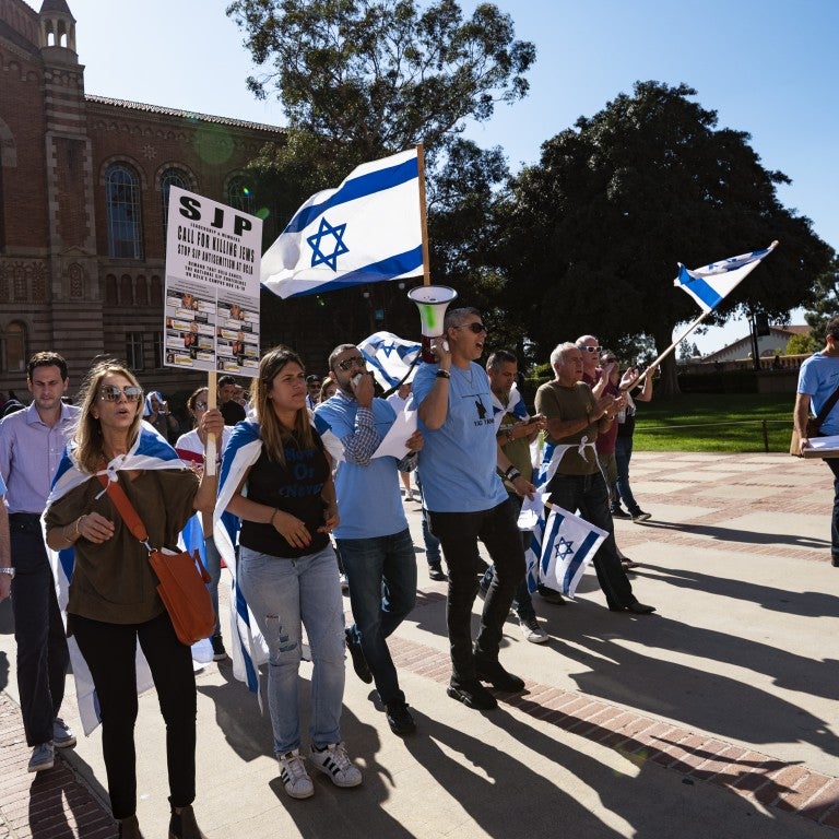 Manifestantes protestan contra el antisemitismo en el predio de UCLA. Getty Images